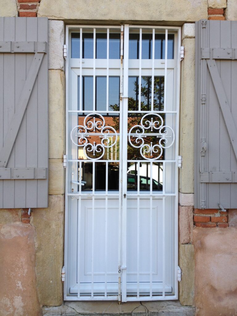 Grille de protection intrusion porte d’entrée